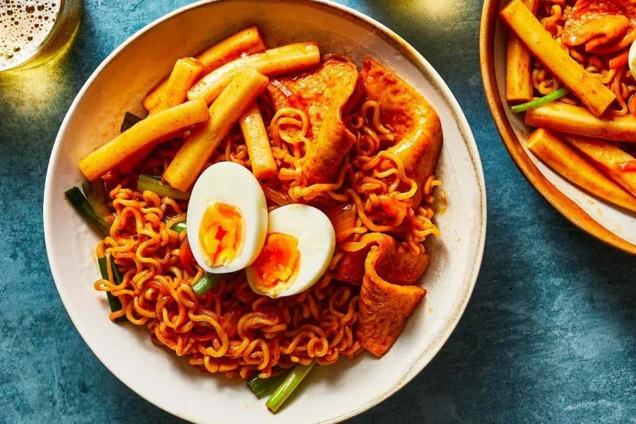 Bánh gạo Tteokbokki là món ăn biểu tượng cho ẩm thực đường phố Hàn Quốc