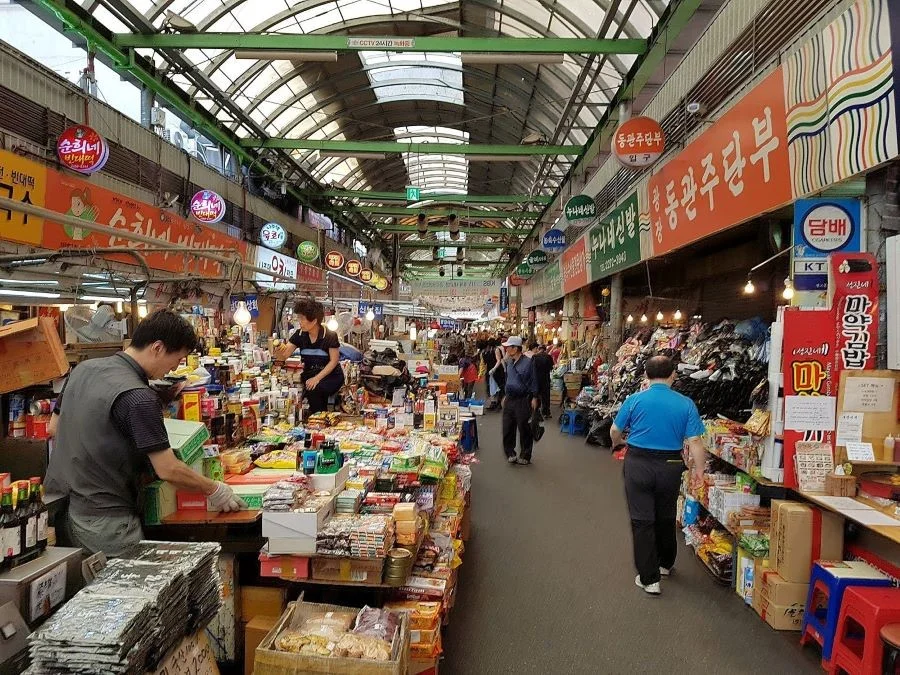 Dongdaemun là khu vực trao đổi và mua sắm nổi tiếng nhộn nhịp