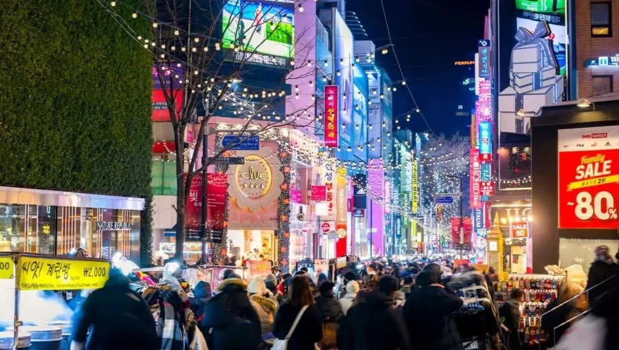 Chợ Myeongdong là một trong những khu chợ nổi tiếng tọa lạc ngay trung tâm thủ đô Seoul
