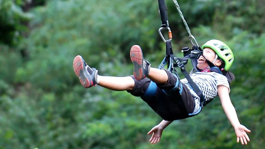 Trải nghiệm hoạt động đu dây Zipline cực kỳ thú vị.