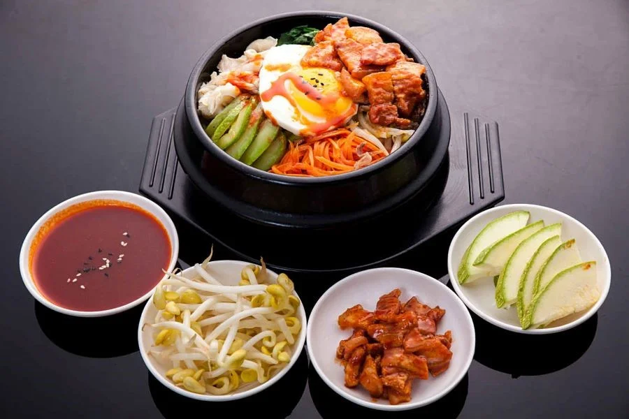 Bibimbap hay còn gọi là cơm trộn Hàn Quốc, là một món ăn vô cùng hấp dẫn