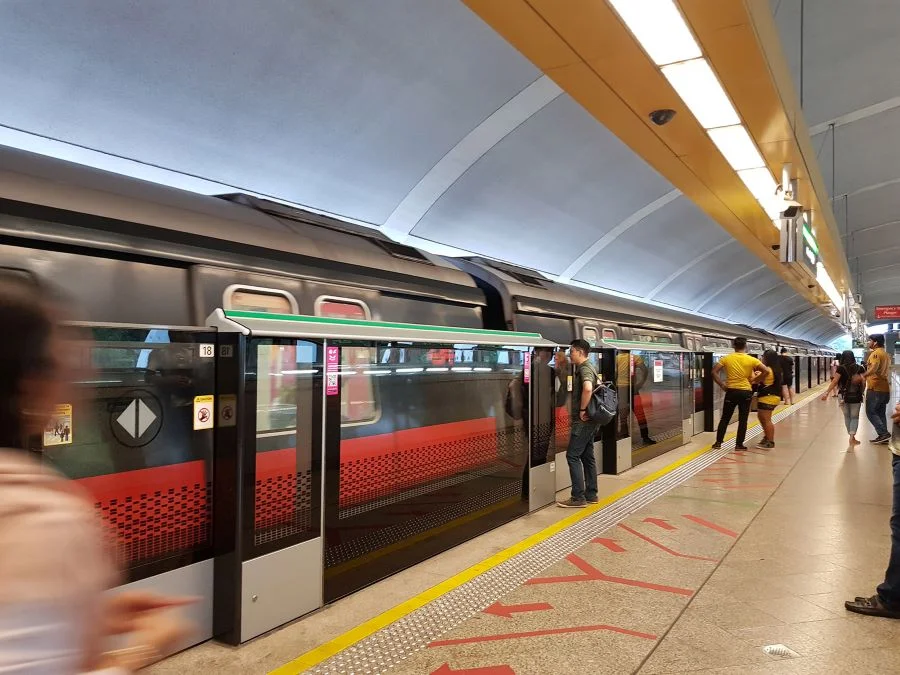 Di chuyển bằng tàu điện ngầm tại Singapore