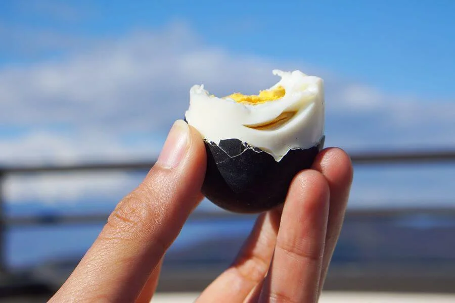 Hương vị bên trong của Kuro Tamago không quá khác biệt so với trứng luộc thông thường