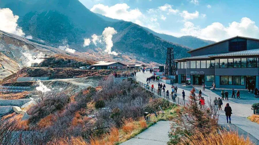 Owakudani là một điểm đến du lịch Nhật Bản nổi tiếng với cảnh quan thiên nhiên hùng vĩ và những hoạt động địa nhiệt đặc trưng