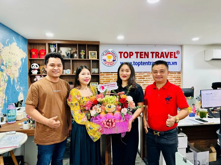 Ông Dương Bá Hưng trao quà tặng nhân ngày 20/10 cho Bà Phạm Thị Thu Hằng - Phó Giám Đốc Điều Hành Tour