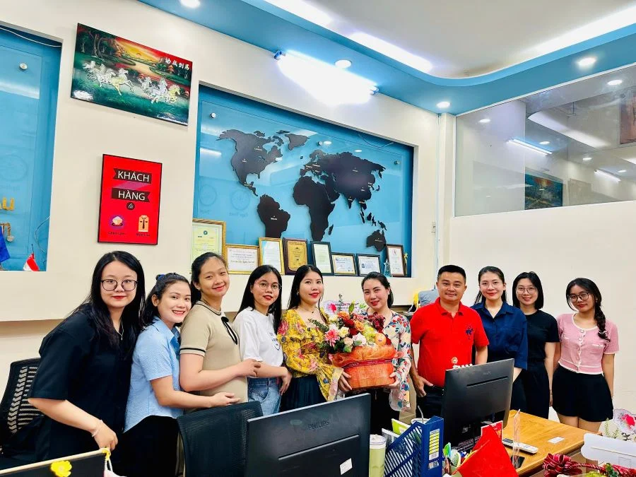 Ông Dương Bá Hưng trao tặng quà cho Phòng Kinh Doanh Tour Đông Nam Á