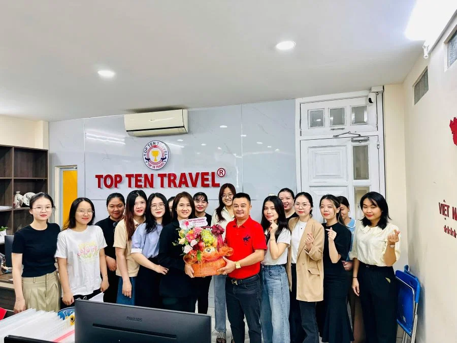 Ông Dương Bá Hưng trao tặng quà cho Phòng Điều Hành Visa
