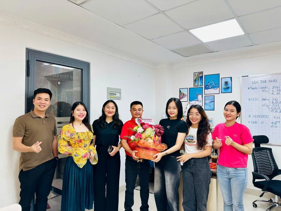 Ông Dương Bá Hưng trao tặng quà cho Phòng Kinh Doanh Tour Nhật Bản