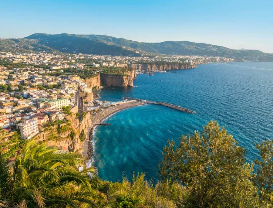 Tuscany (Toscana) là một vùng nằm ở miền trung nước Ý, nổi bật với những cảnh quan thiên nhiên hùng vĩ và di sản văn hóa phong phú