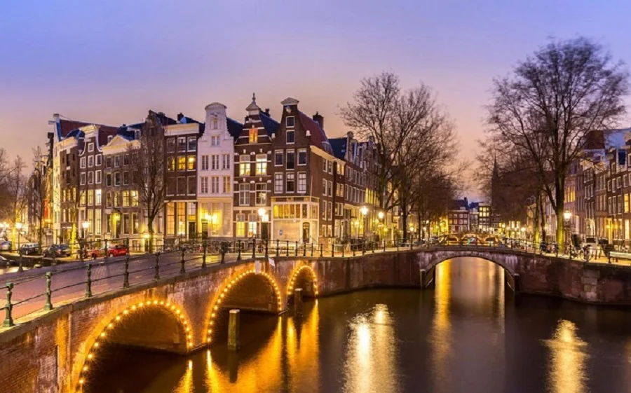  thành phố Utrecht được thiết kế và mở rộng từ ngôi nhà chính tòa có tháp chuông cao chót vót