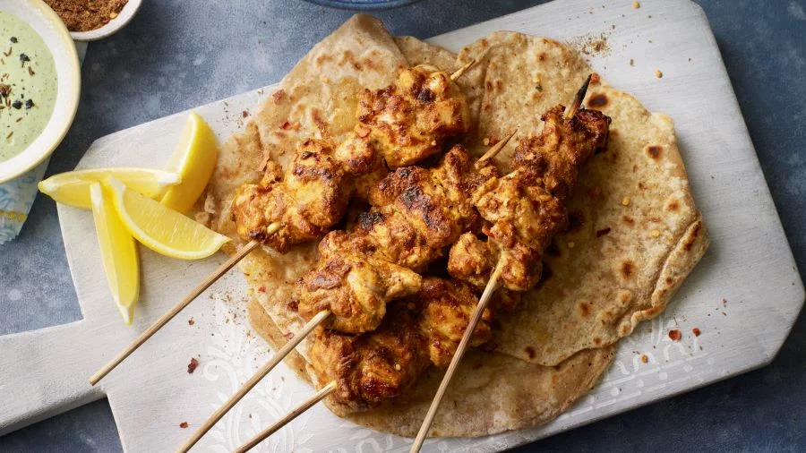 Gà Tikka ăn kèm với bánh mì Naan để tăng thêm hương vị đậm đà