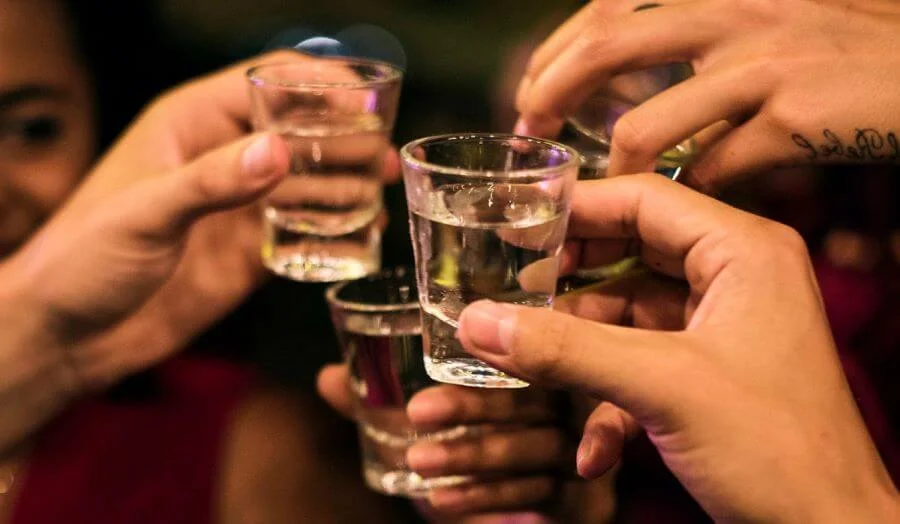 Việc cùng nhau nâng ly rượu được xem là một trong những cách để mọi người kết nối và xây dựng mối quan hệ