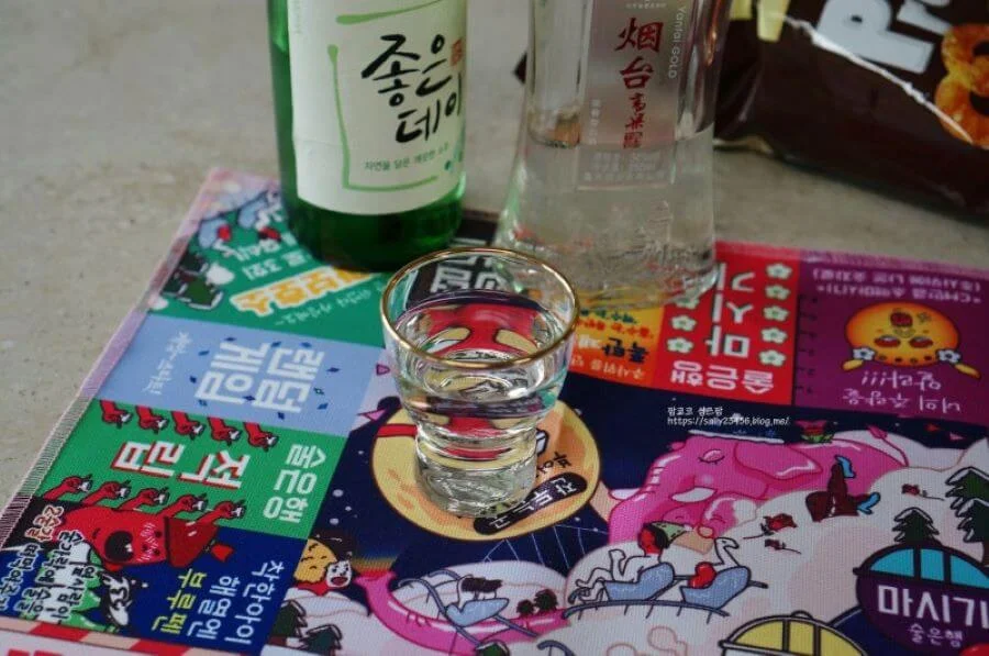 Để tạo nên bầu không khí vui vẻ, trong lúc uống rượu, người Hàn thường kết hợp với nhiều trò chơi thú vị khác nhau