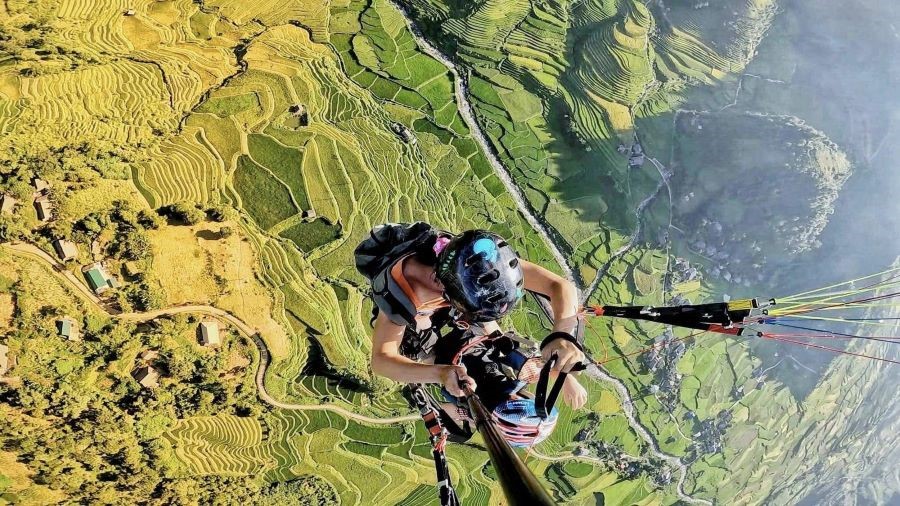 Bay dù lượn để ngắm nhìn Mù Cang Chải mùa lúa chín từ trên cao