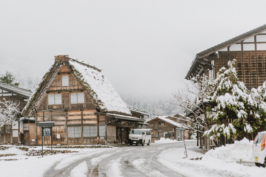 Làng cổ Shirakawa-go mùa tuyết trắng như một bức tranh thiên nhiên tuyệt đẹp với những bông tuyết trắng muốt