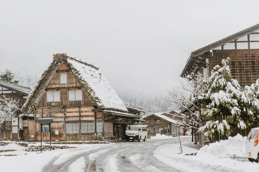 Làng cổ Shirakawa-go mùa tuyết trắng như một bức tranh thiên nhiên tuyệt đẹp với những bông tuyết trắng muốt