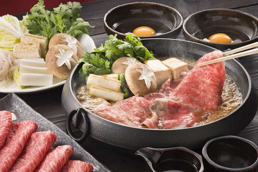 Thưởng thức ẩm thực địa phương cũng là một trải nghiệm không thể bỏ qua khi đến Shirakawa-go