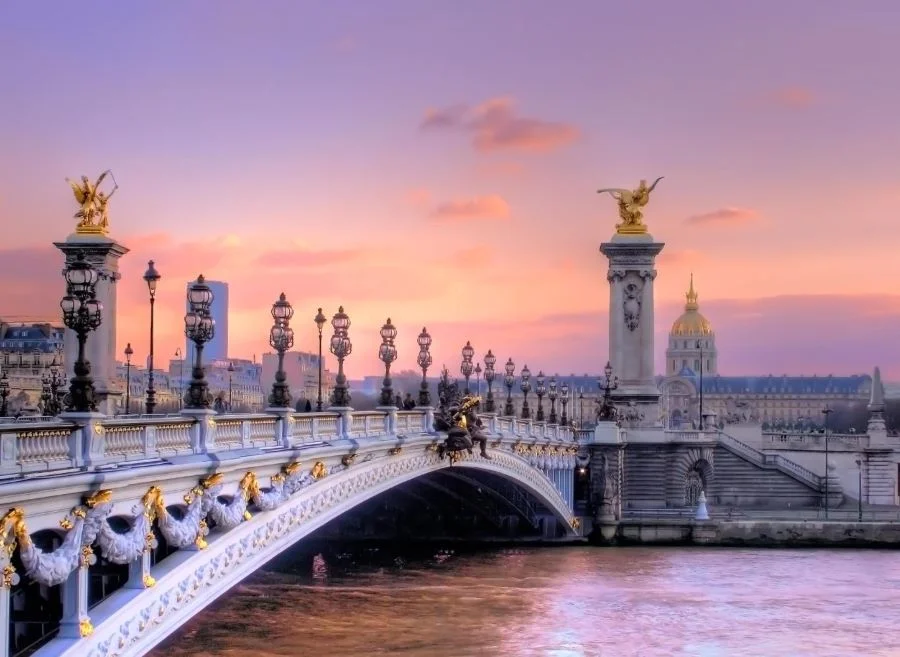 Tản bộ dọc bờ sông Seine thơ mộng