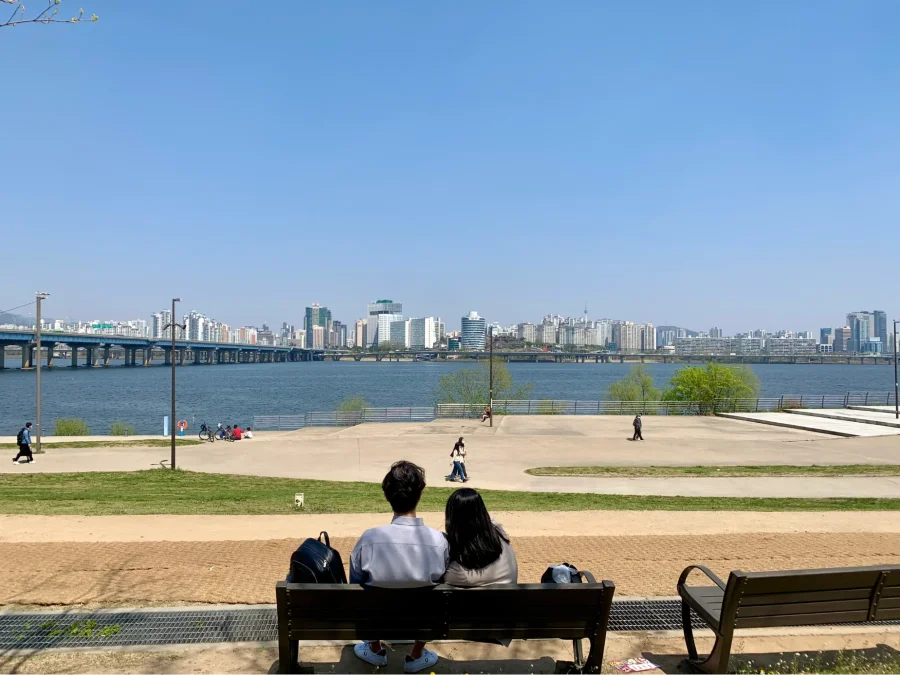 Đến với Công viên sông Hàn, bạn sẽ được đắm mình trong không khí trong lành, tận hưởng vẻ đẹp thiên nhiên và khám phá nhiều hoạt động thú vị
