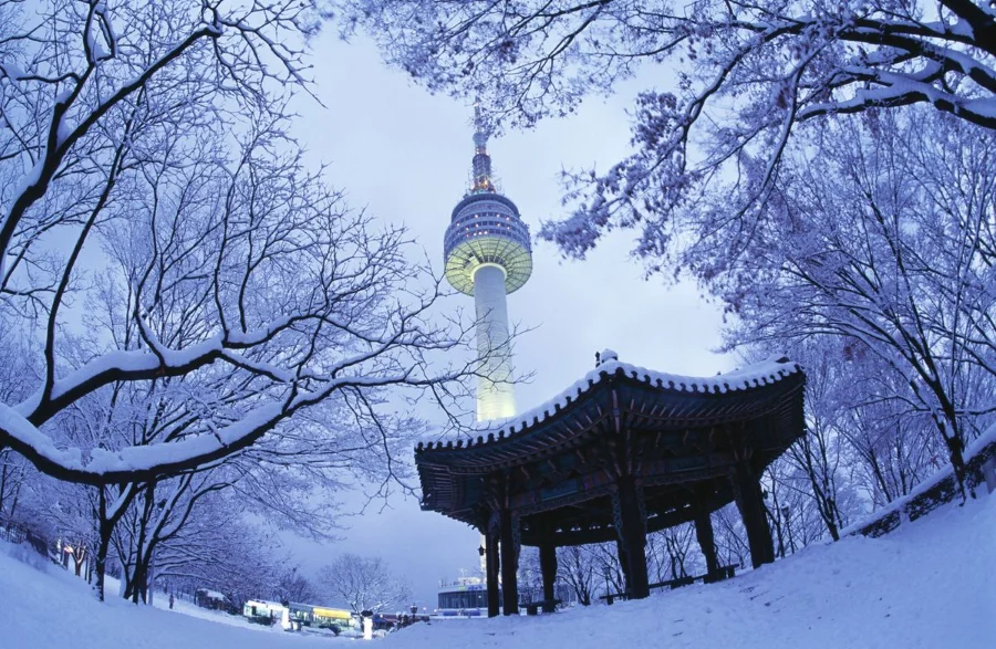 Mỗi khi mùa đông đến, Tháp Namsan khoác lên mình tấm áo trắng tinh khôi, trở thành một bức tranh thiên nhiên tuyệt đẹp