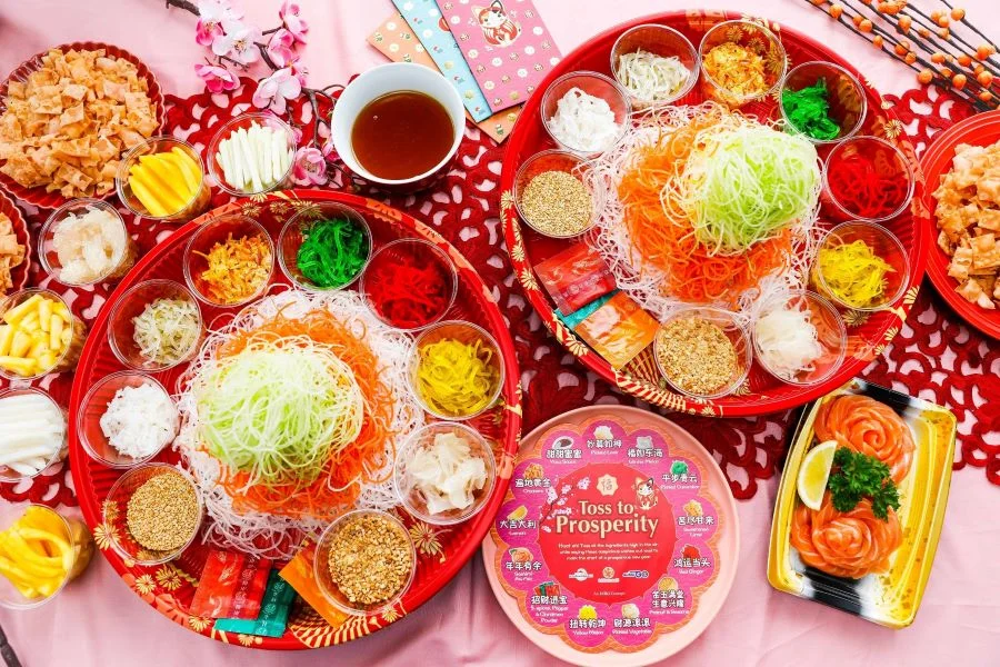 Món gỏi Yu Sheng được trình bày trên một chiếc đĩa tròn rất lớn 