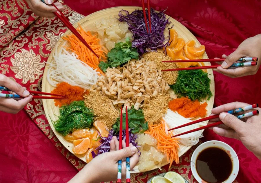 Mọi người sẽ cùng nhau cầm đũa và tung cao món gỏi Yu Sheng độc đáo này 