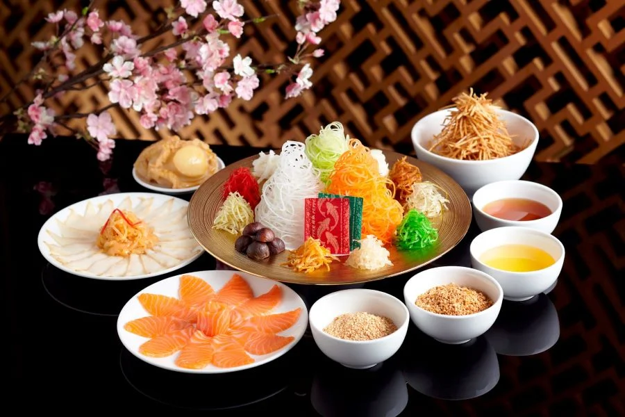 Món gỏi Yu Sheng sử dụng nhiều loại nguyên liệu khác nhau trông vô cùng bắt mắt và hấp dẫn