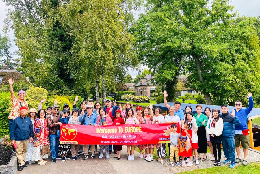 Đoàn khách du lịch Châu Âu mùa hè của Top Ten Travel vui chơi tại ngôi làng cổ tích Giethoorn