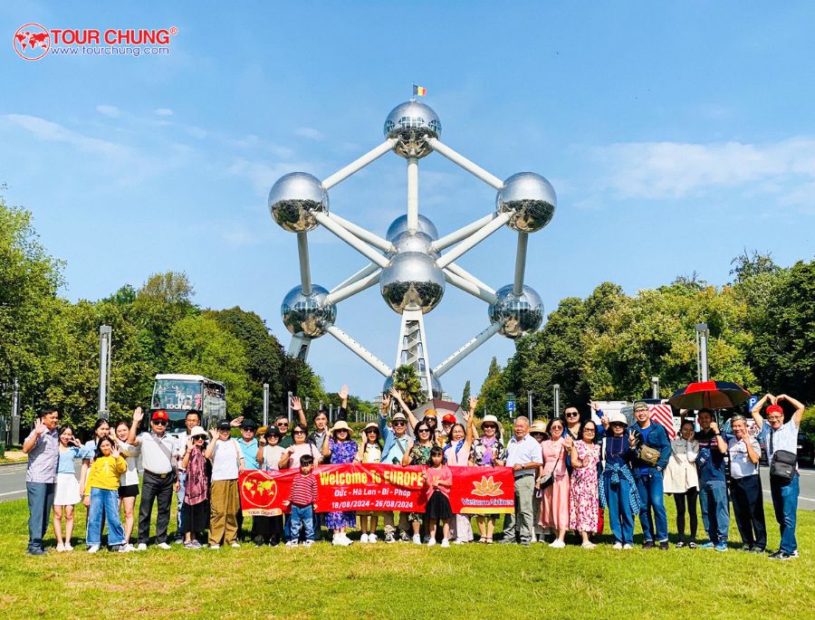 Đoàn khách Top Ten Travel check in tại các địa điểm du lịch nổi tiếng tại Châu Âu