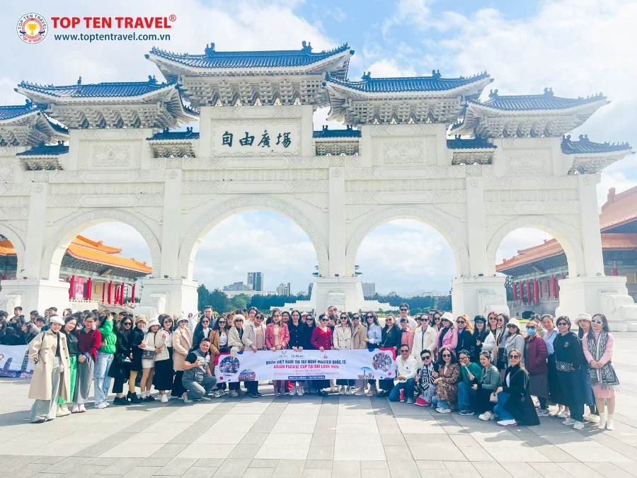 Đoàn khách du lịch Top Ten Travel tham quan Bảo Tàng Cố Cung