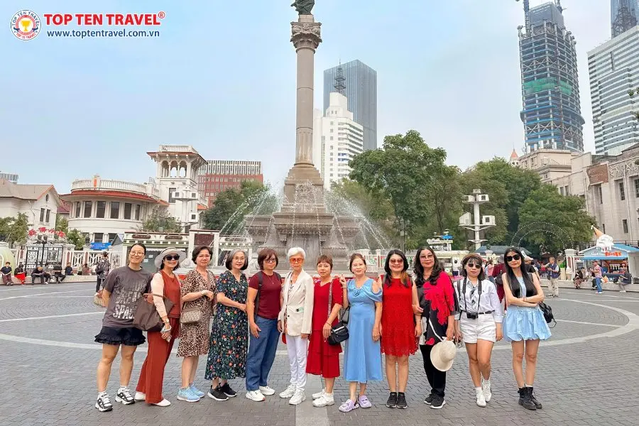 Đoàn khách tham quan các địa điểm nổi tiếng trên tour