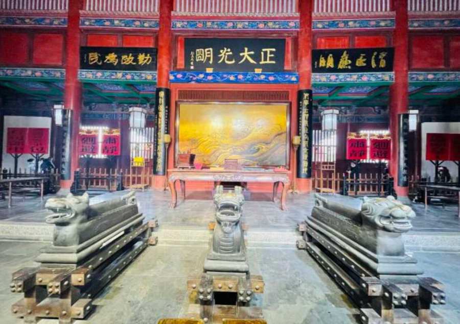 Khai Phong Phủ được chia thành nhiều khu vực bao gồm chính điện, công đường, nha môn, và nhà lao