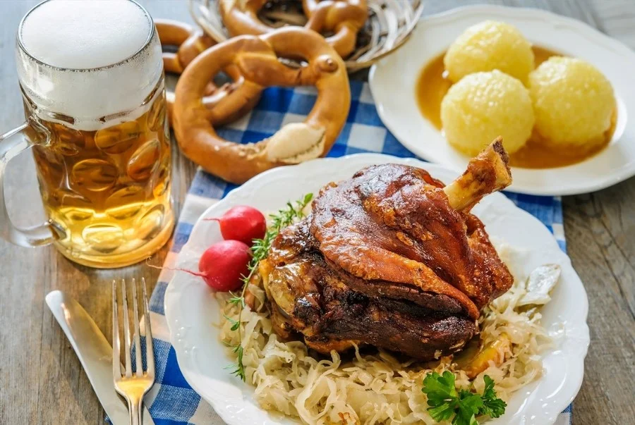 Schweinshaxe là món chân giò heo quay giòn nổi tiếng của vùng Bavaria