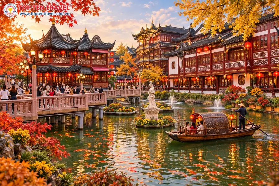 Phố cổ Dự Viên Thượng Hải khoác lên vẻ đẹp mùa thu với những mái ngói cổ kính, đèn lồng đỏ, hồ cá Koi và lối đi ven mặt nước.