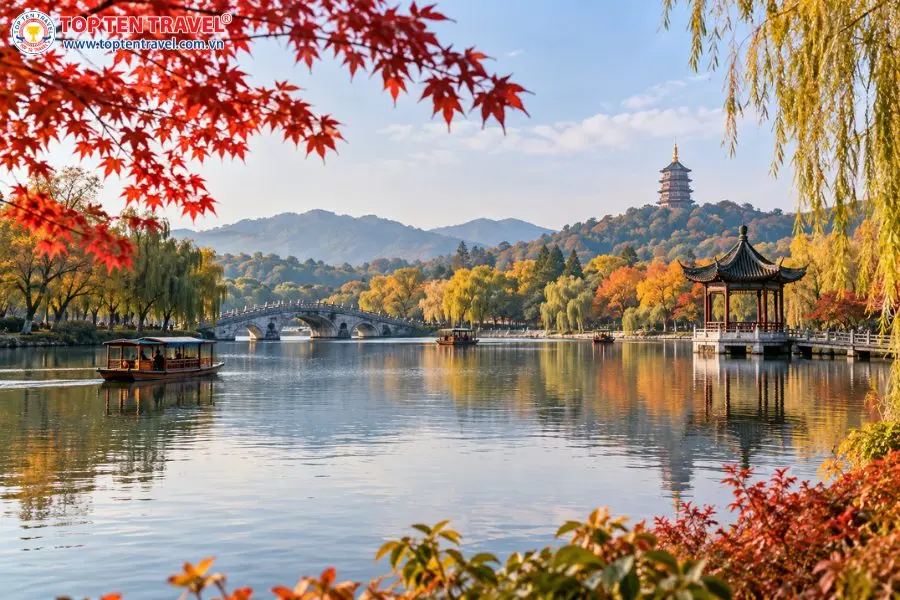 Tây Hồ Hàng Châu vào thu mang vẻ đẹp thơ mộng với mặt hồ phẳng lặng, những cây cầu cổ kính và sắc lá vàng đỏ ven hồ.