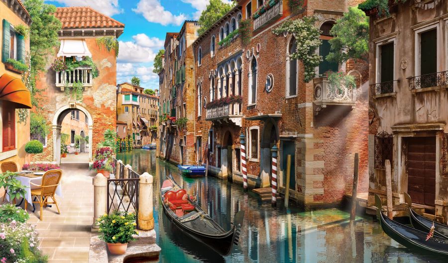 Venice sở hữu các nét đẹp nên thơ qua các con kênh trong xanh