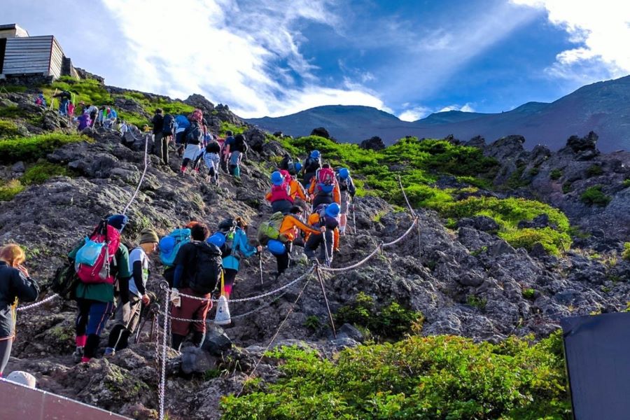 Khách du lịch tham quan và chinh phục đỉnh núi Phú Sĩ