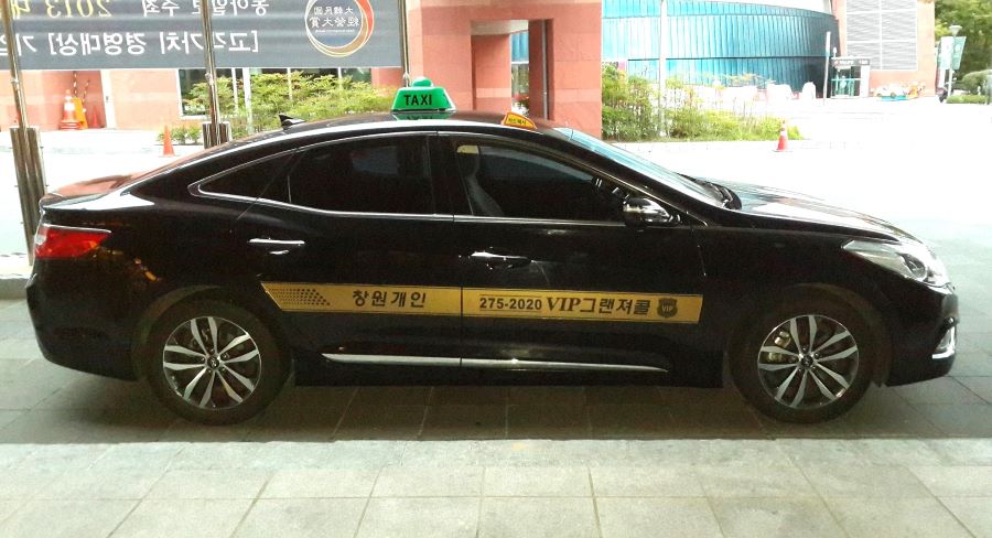 Những chiếc taxi màu đen có nắp nhựa màu vàng được gắn trên nóc là xe taxi cao cấp