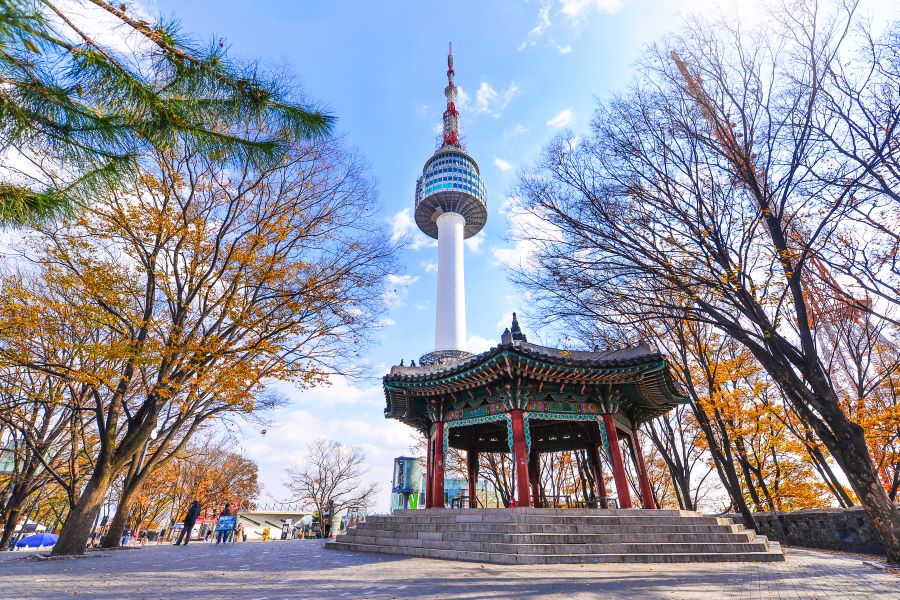 Bạn có thể nhìn thấy ngọn tháp Namsan ở khắp mọi nơi tại Seoul