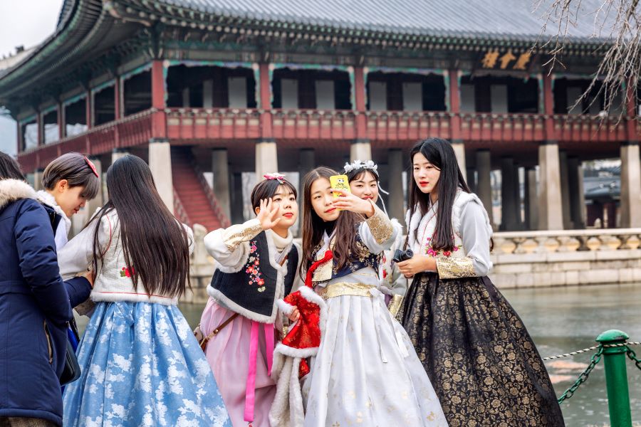 Du khách mặc hanbok check in tại khu vực cung điện