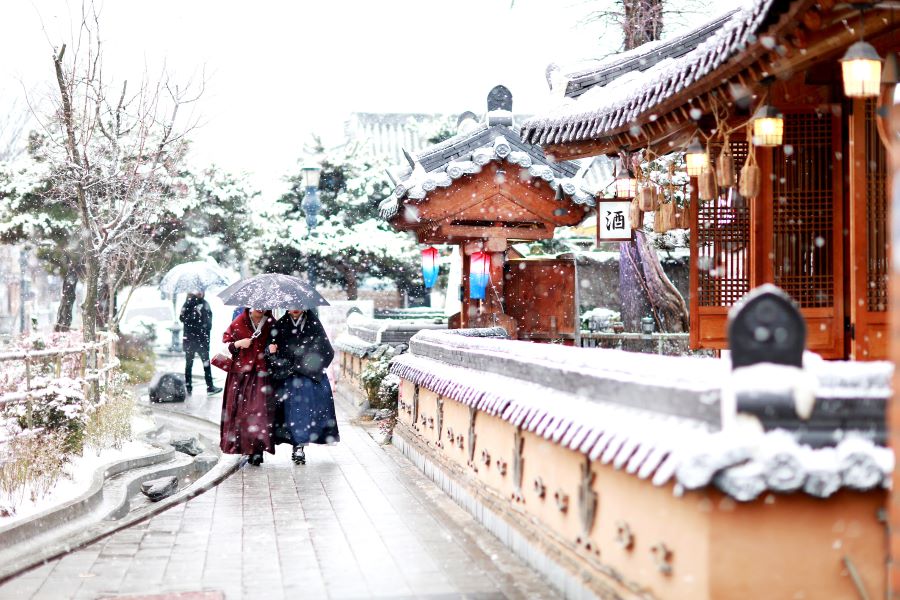 Hanok Bukchon đẹp tựa như những ngôi làng trong tuyện cổ tích mỗi khi tuyết rơi