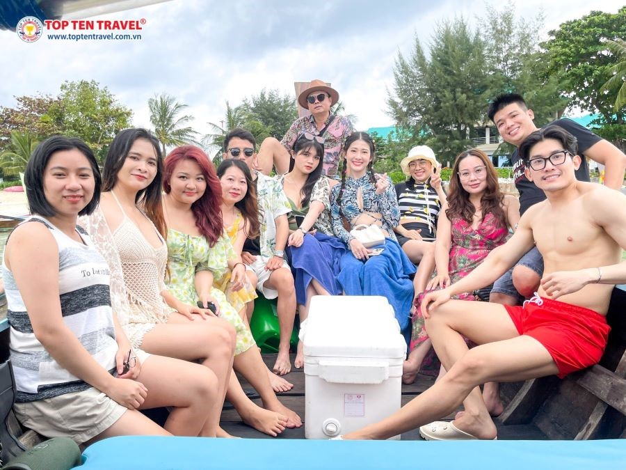 Đoàn khách nhà Top Ten thưởng thức  <a href='https://kenvintravel.com.vn/c/am-thuc' title='ẩm thực' class='hover-show-link replace-link-5'>ẩm thực<span class='hover-show-content'></span></a>  tại nhà hàng cao cấp