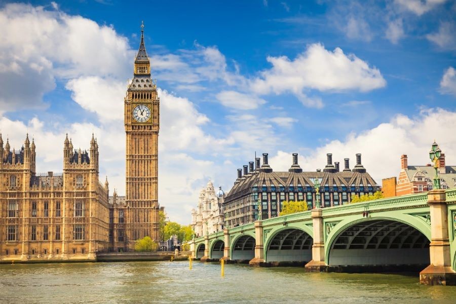 Tháp đồng hồ Big Ben lộng lẫy ánh đèn bên dòng Thames