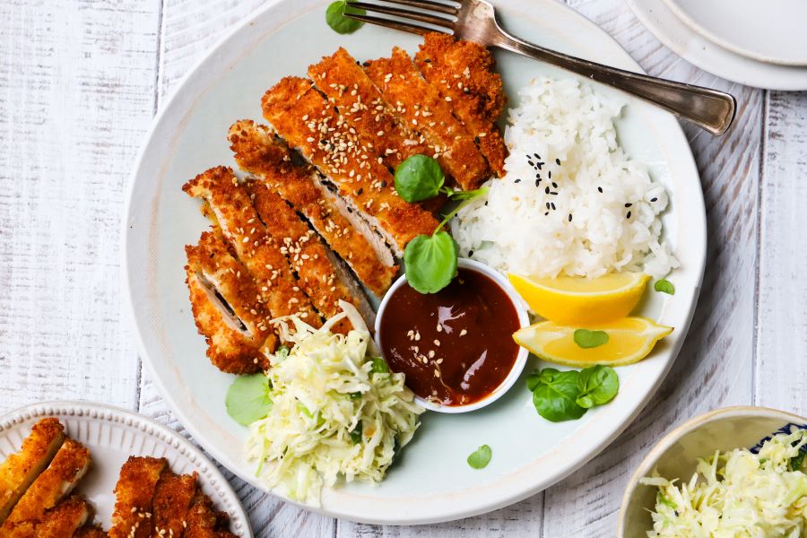 Tonkatsu có thể thưởng thức kèm với cơm nóng, súp miso và salad bắp cải