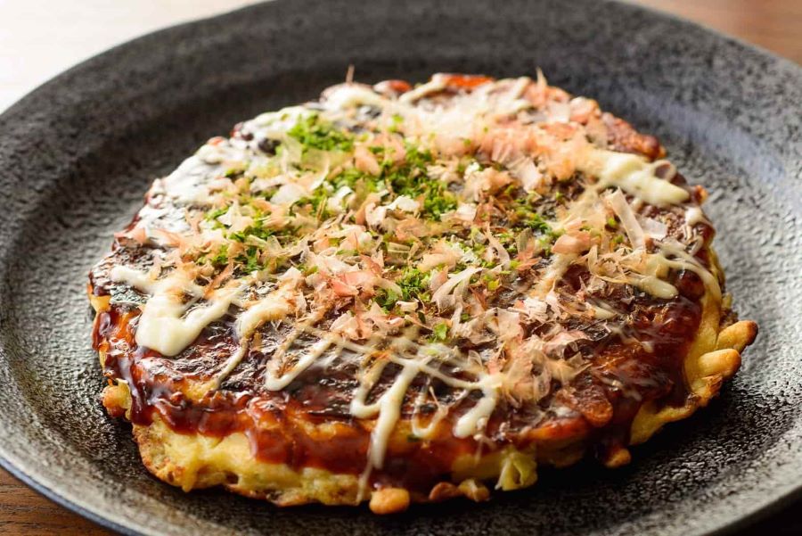 Okonomiyaki là món ăn truyền thống được ví von như “pizza của người Nhật”