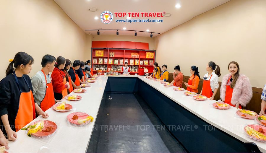 Trải nghiệm học làm kim chi chuẩn vị Hàn quốc chỉ có tại Top Ten Travel