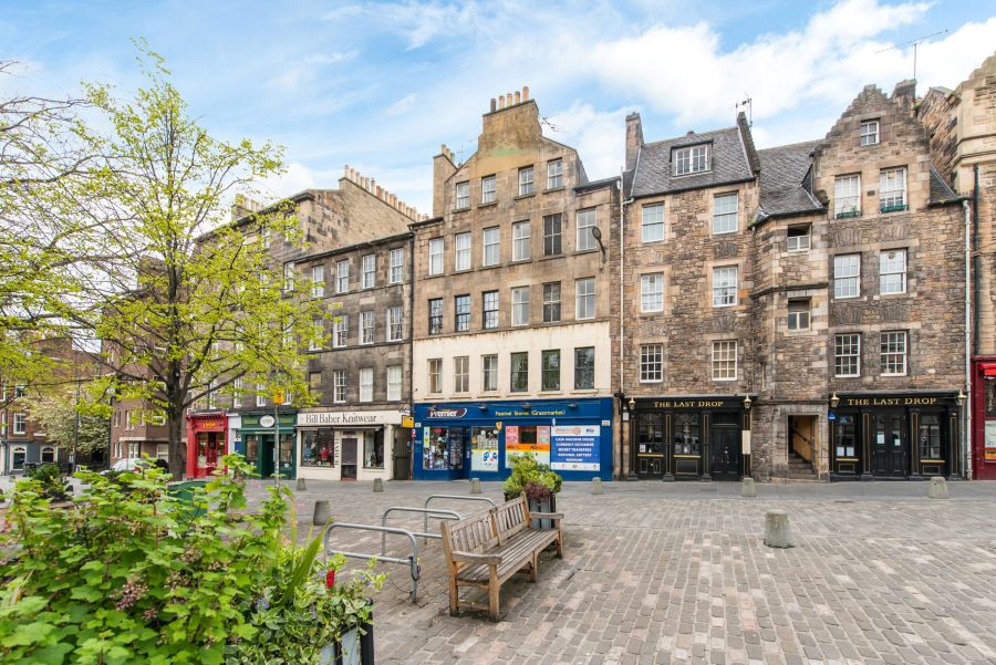 Royal Mile nằm ngay trung tâm của khu phố Edinburgh