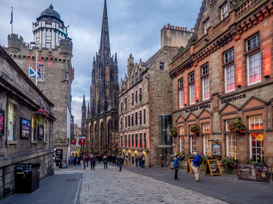 Edinburgh nổi tiếng với những điểm đến du lịch cổ kính trường tồn mãi theo năm tháng