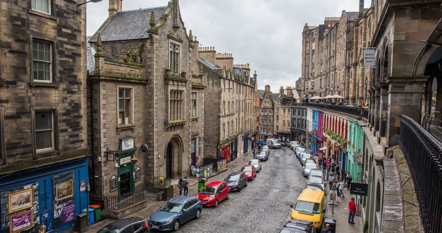 Tòa lâu đài Edinburgh nằm ngay trên đỉnh của một ngọn núi lửa đã ngừng hoạt động