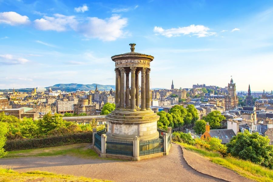 Edinburgh Castle nằm ngay trên đỉnh của một ngọn núi lửa đã ngừng hoạt động